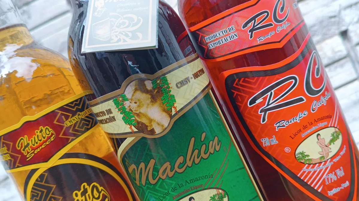 Cortezas maceradas de Iquitos: botellas de HuitoSweet, Machín y RC Rompe Calzón