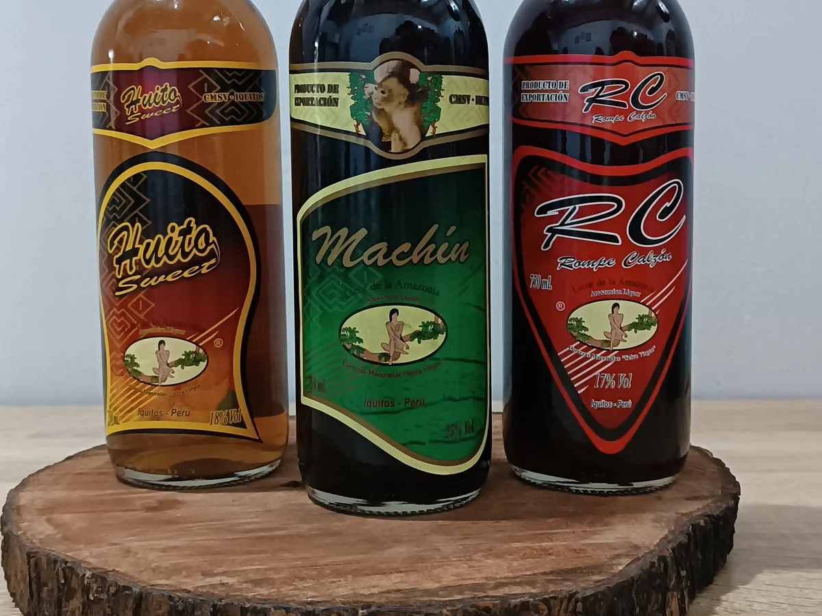 Cortezas maceradas HuitoSweet, Machín y RC sobre un tronco de madera