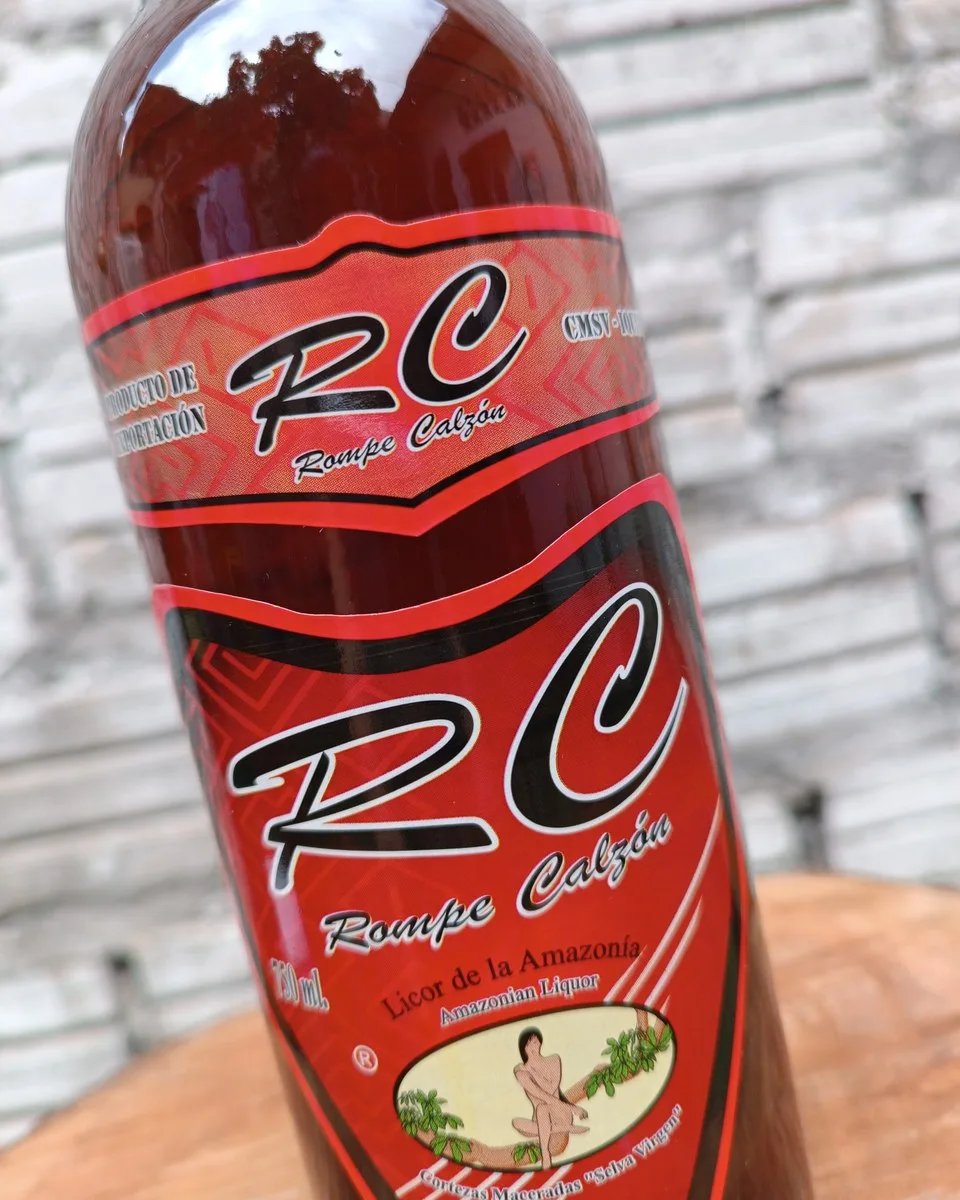 Detalle de la etiqueta del RC Rompe Calzón, licor de la Amazonía